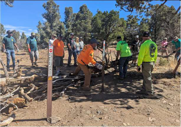 IE4W volunteers installing a Carsonite post during the August 30 Broom Flats workday.